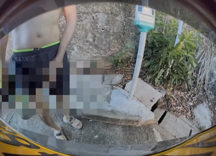 車Cam直擊｜屯門泳灘男子泳灘私家車尾偷小便　車後鏡頭揭荒唐行徑