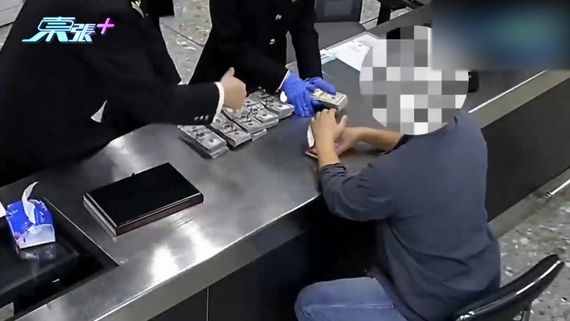 男子入境香港攜「超額美元」現鈔疑走資　西九龍站過關神色緊張最後被截 (內地海關總署影片截圖)