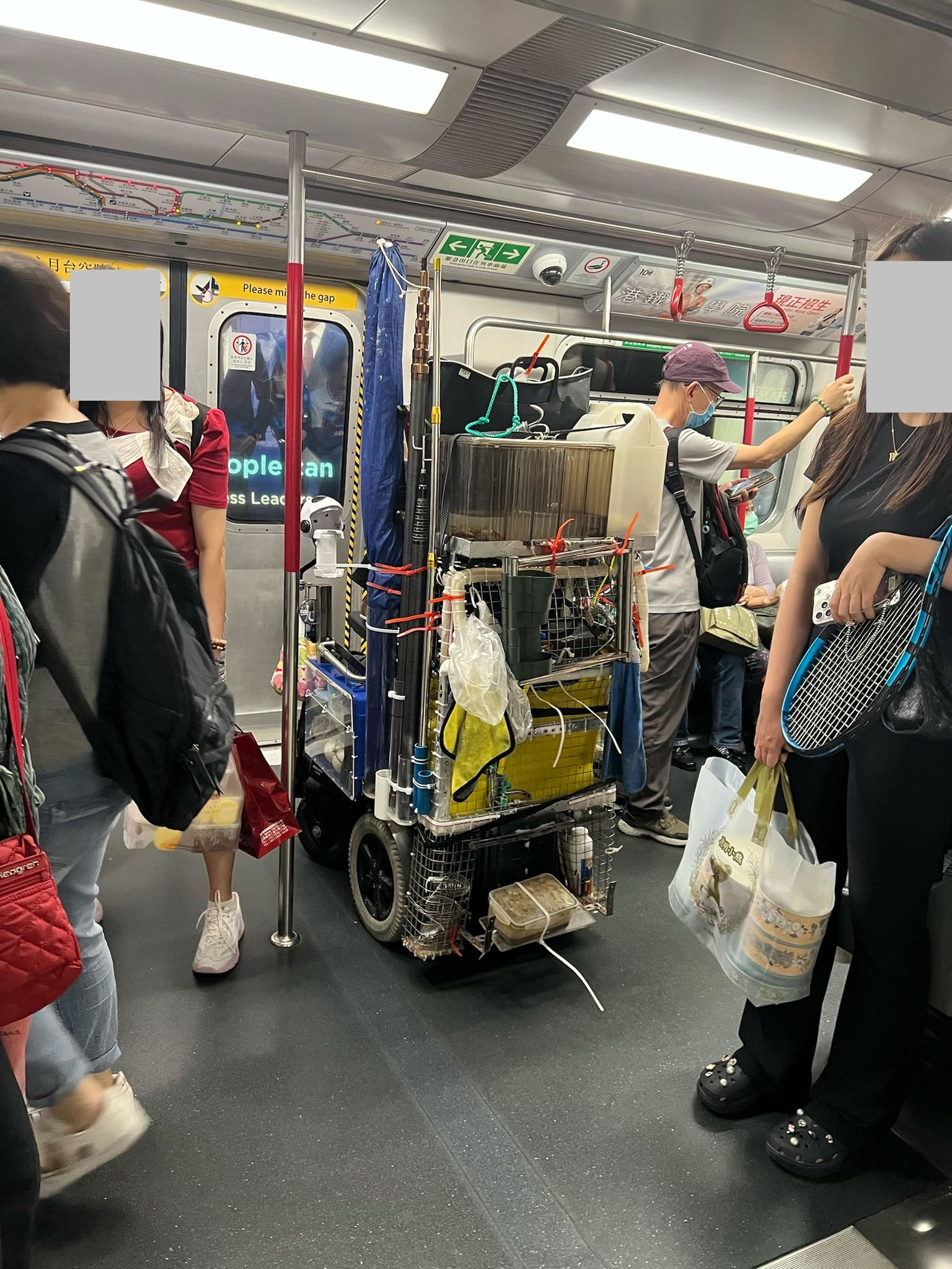 東張+收到報料指，周一（5月11日）下午約4時15分，荃灣線往荃灣方向的一列列車，駛至尖沙咀站時，一名駕駛電動輪椅的大叔，在沒有地鐵服務員的協助下，自行衝入車廂內。（報料觀眾提供圖片）
