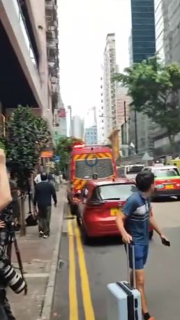 現場有市民圍觀。