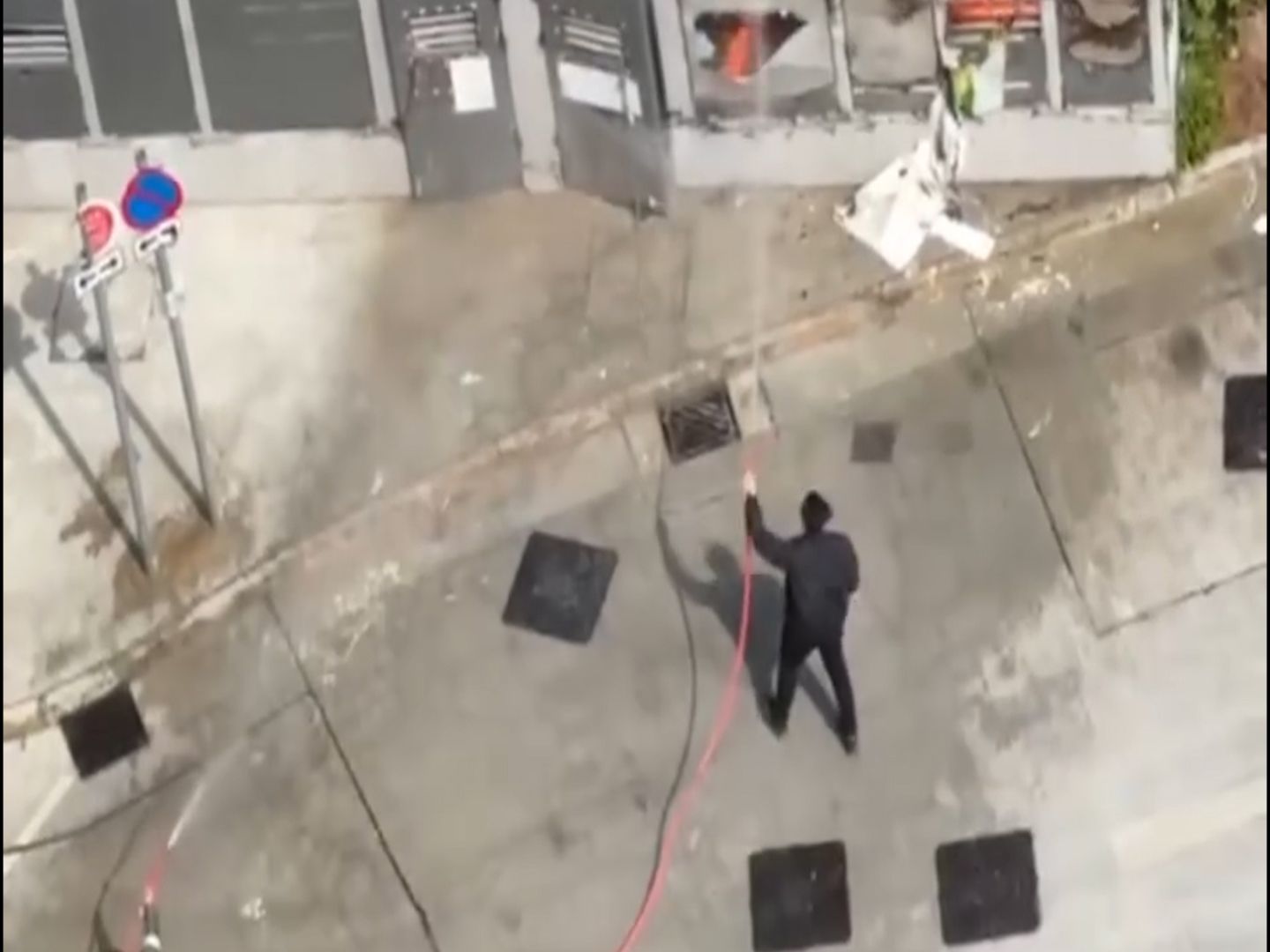 皇后山邨垃圾站起火保安勇敢救火