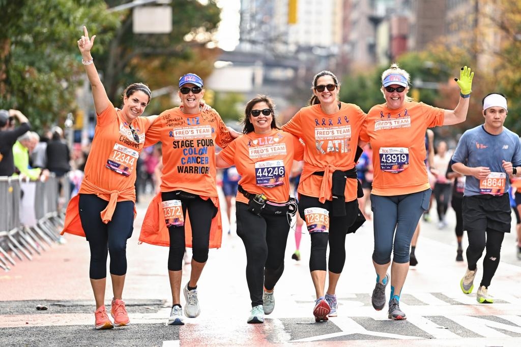 Liz Healy, a colorectal cancer survivor, running in a marathon with her team.