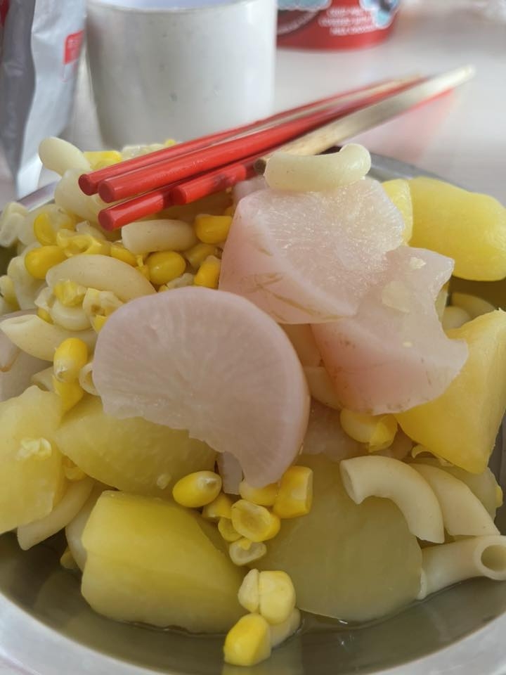 帖文指，她花兩小時煲粟米薯仔湯，再加入通心粉，準備給一家人享用，卻發現丈夫在盛湯前「懶醒」，加了一包即食麵調味粉入湯中，令她大為光火。