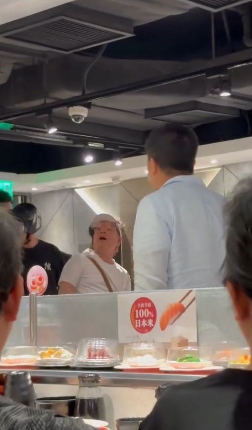 有片｜大叔爭鮮店內爆粗大鬧更掟錢辱女店員　食客狂轟「影衰香港人」