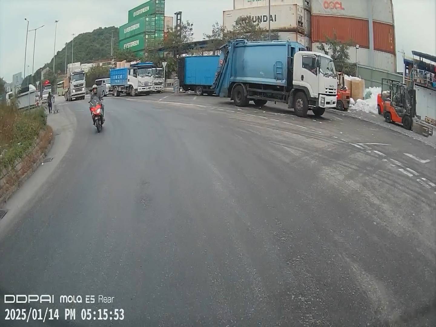 葵青鐵騎士路面跣親險被泥頭車輾過