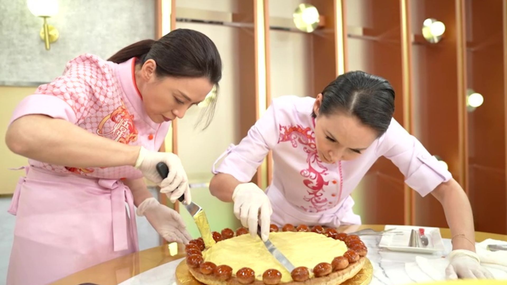 Amanda整嘅蛋糕連自稱唔食甜品嘅謝寧都讚好食。