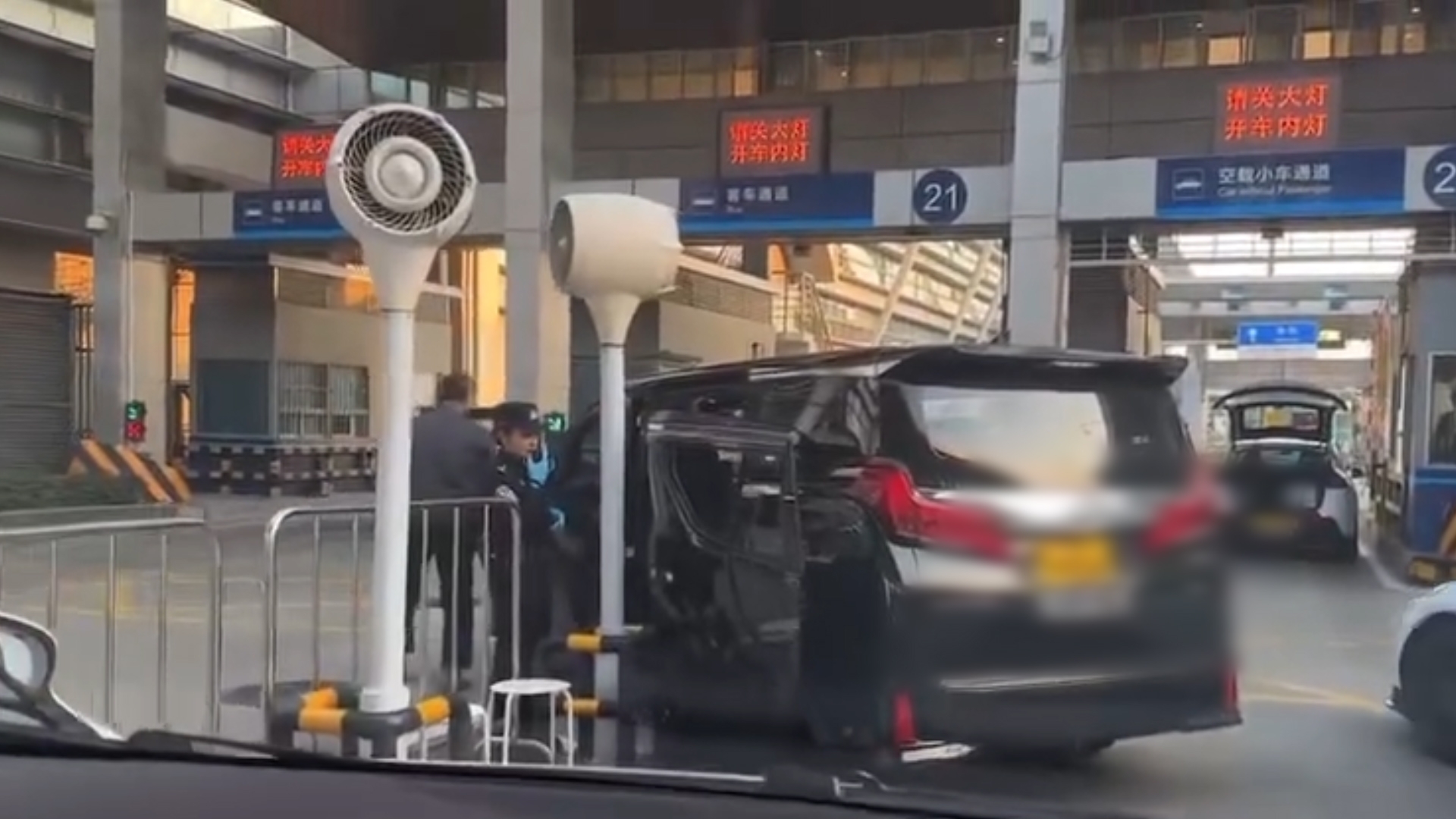 中港牌七人車關口過關「自炒」　網民嘲：同粵車南下無分別