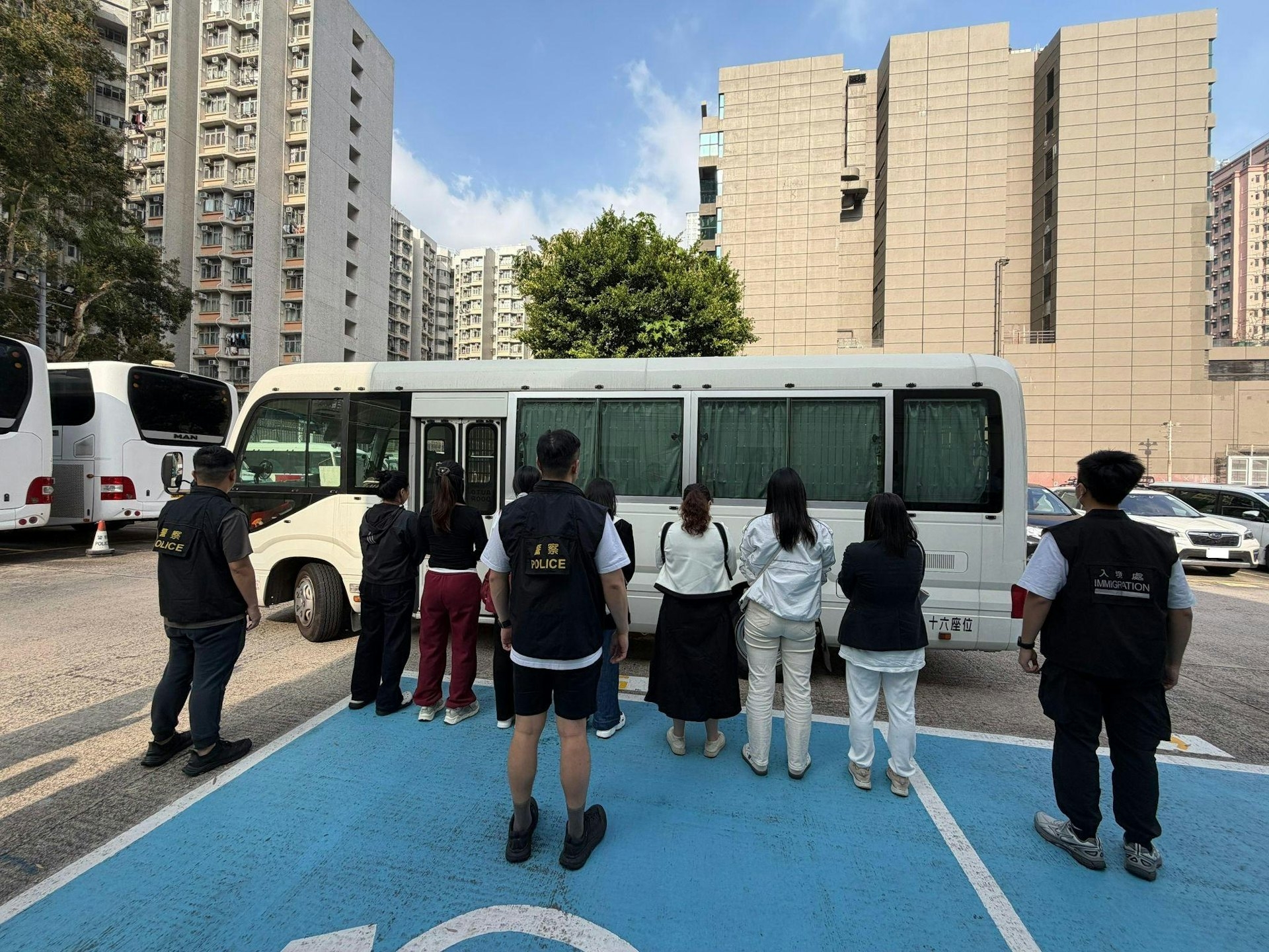 行動中，人員共拘捕17人，包括16名內地女子及1名內地男子。（警方圖片）