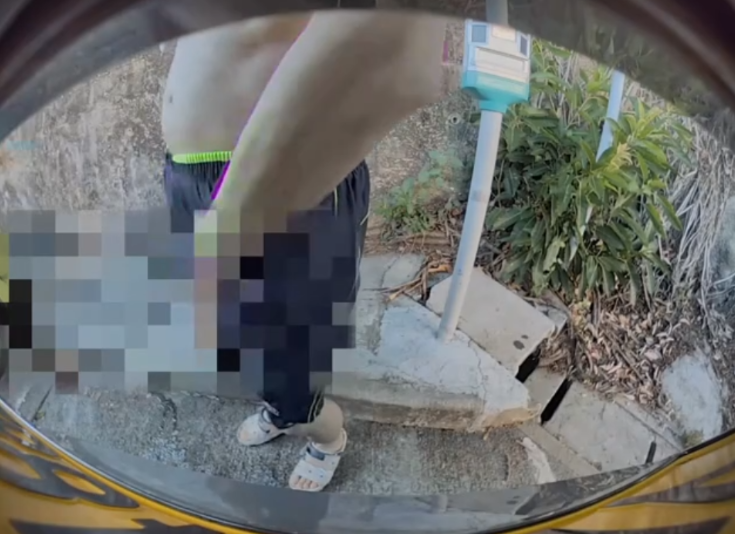 車Cam直擊｜屯門泳灘男子泳灘私家車尾偷小便　車後鏡頭揭荒唐行徑