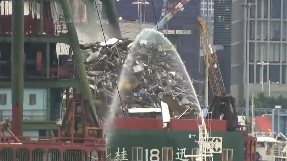 滅火輪向躉船射水。（網上圖片）