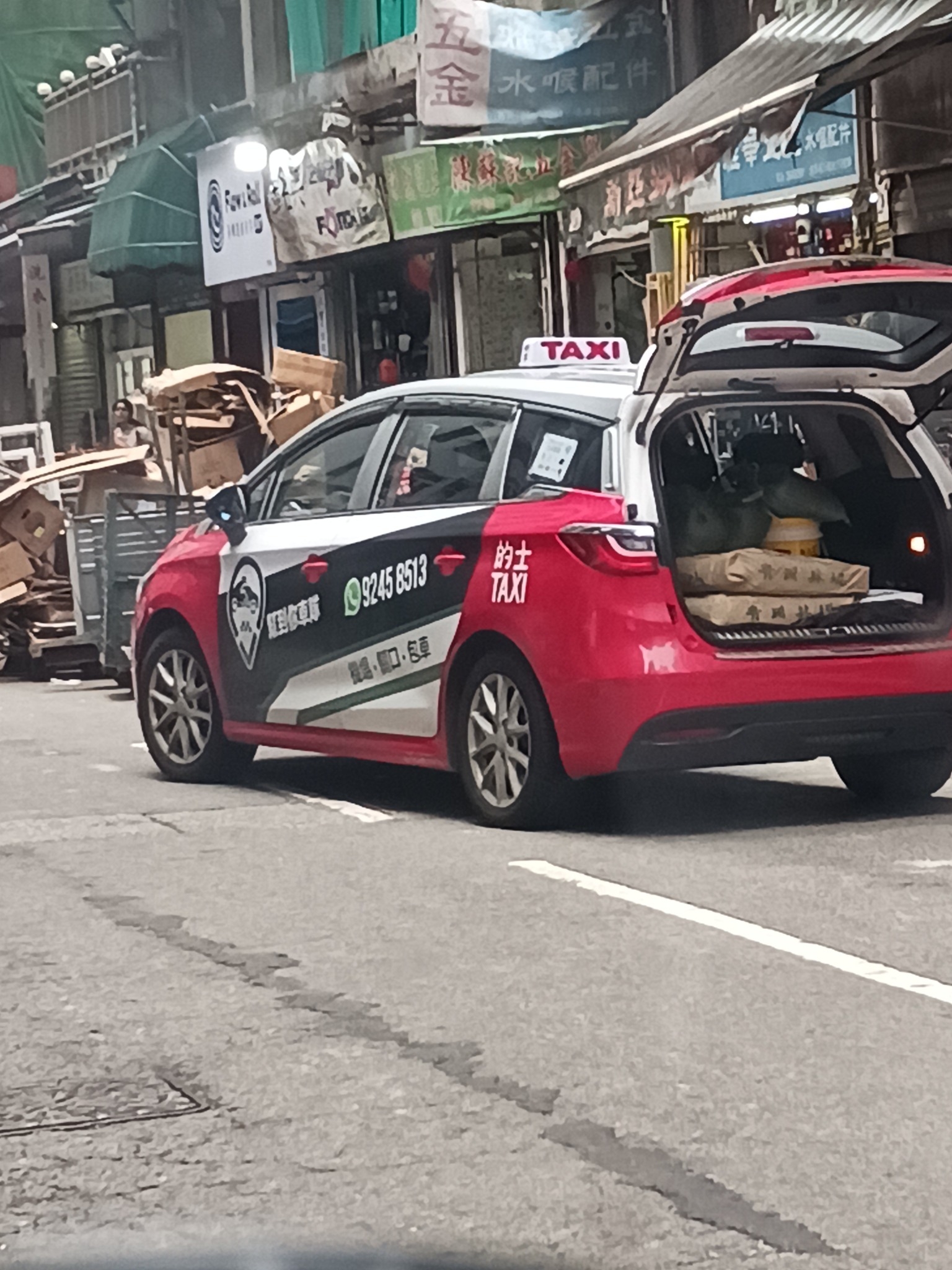 的士變身「客貨車」運貨挑戰極限