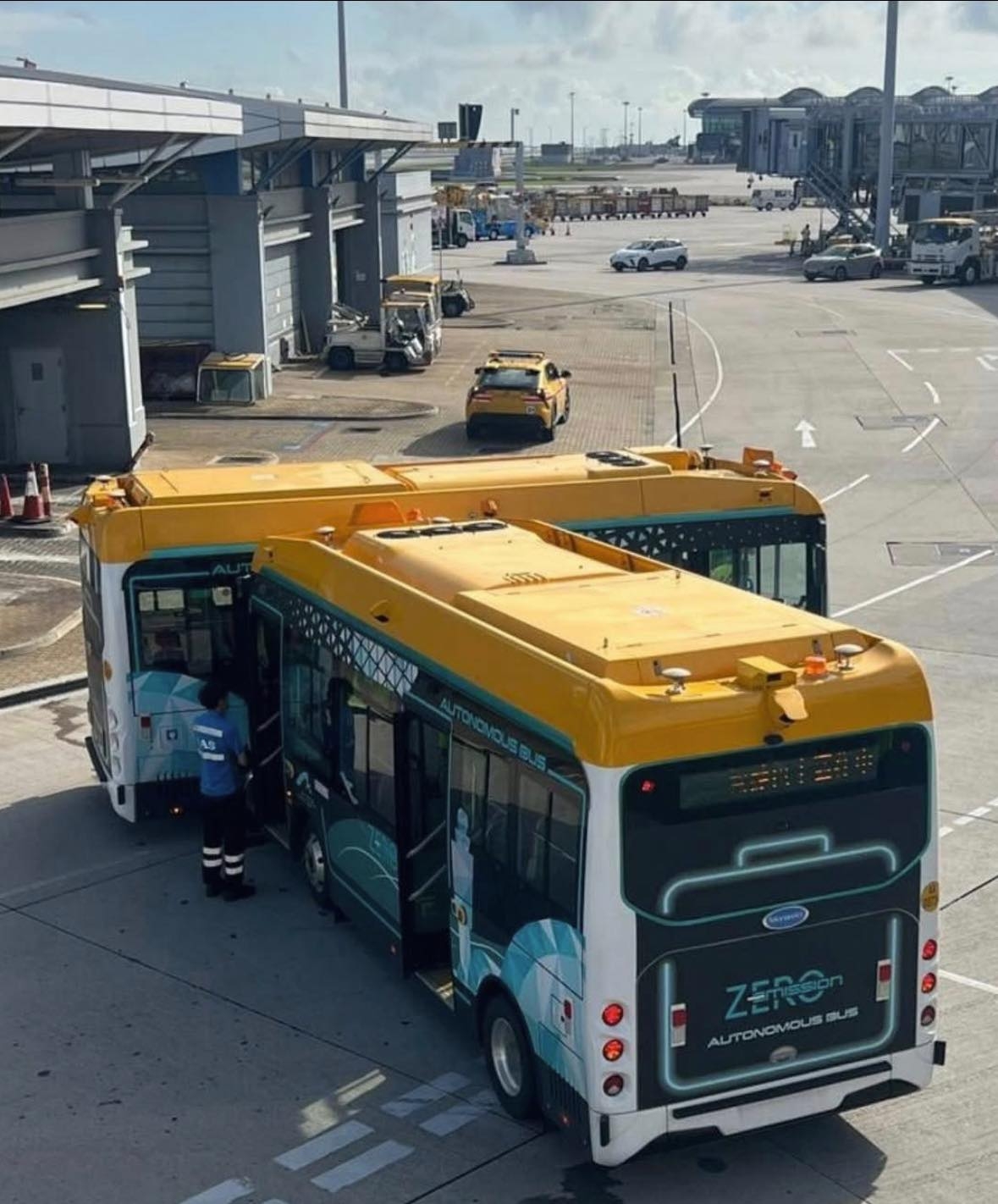 港機場禁區兩架無人駕駛巴士相撞