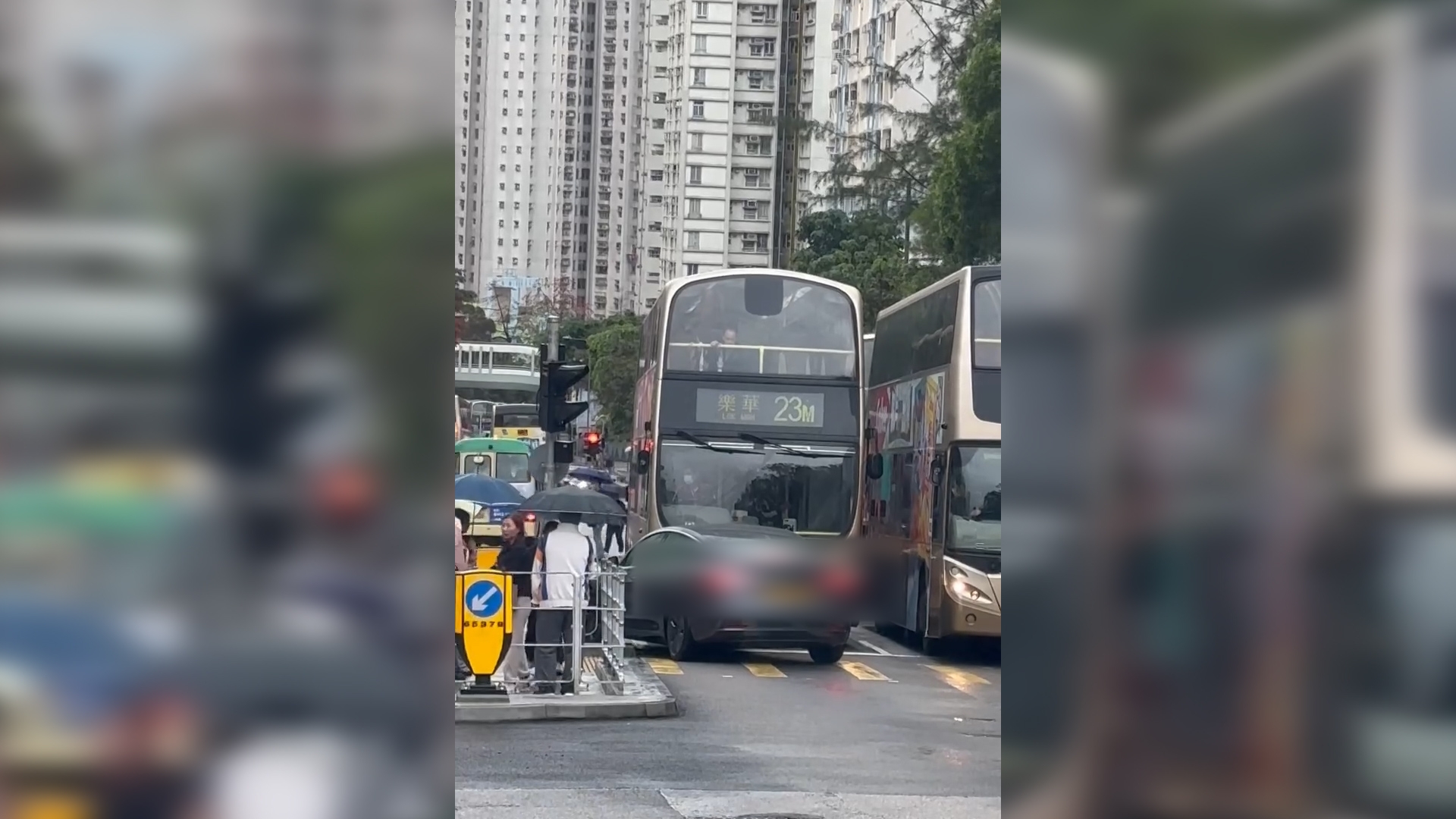 Tesla車「逆線行駛」擋巴士一幕網絡瘋傳　片主：仲想攝安全島過去