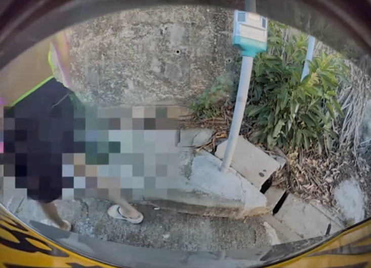 車Cam直擊｜屯門泳灘男子泳灘私家車尾偷小便　車後鏡頭揭荒唐行徑