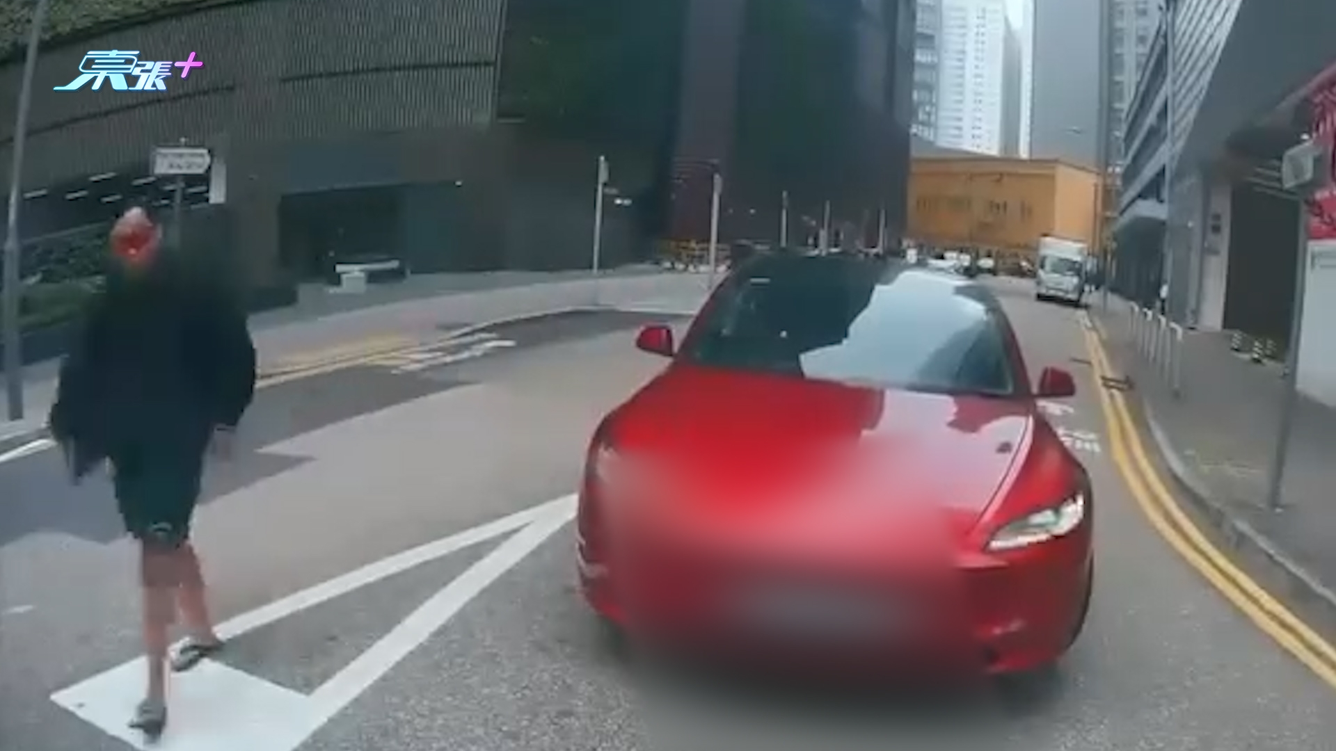 車Cam直擊｜荃灣Tesla撞的士引「世界大戰」　網民爭相食花生：打和啦
