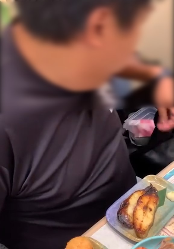 一對男女在放題火鍋店將食材放入袋內，疑企圖將其帶走，引起熱議。（網上影片截圖）