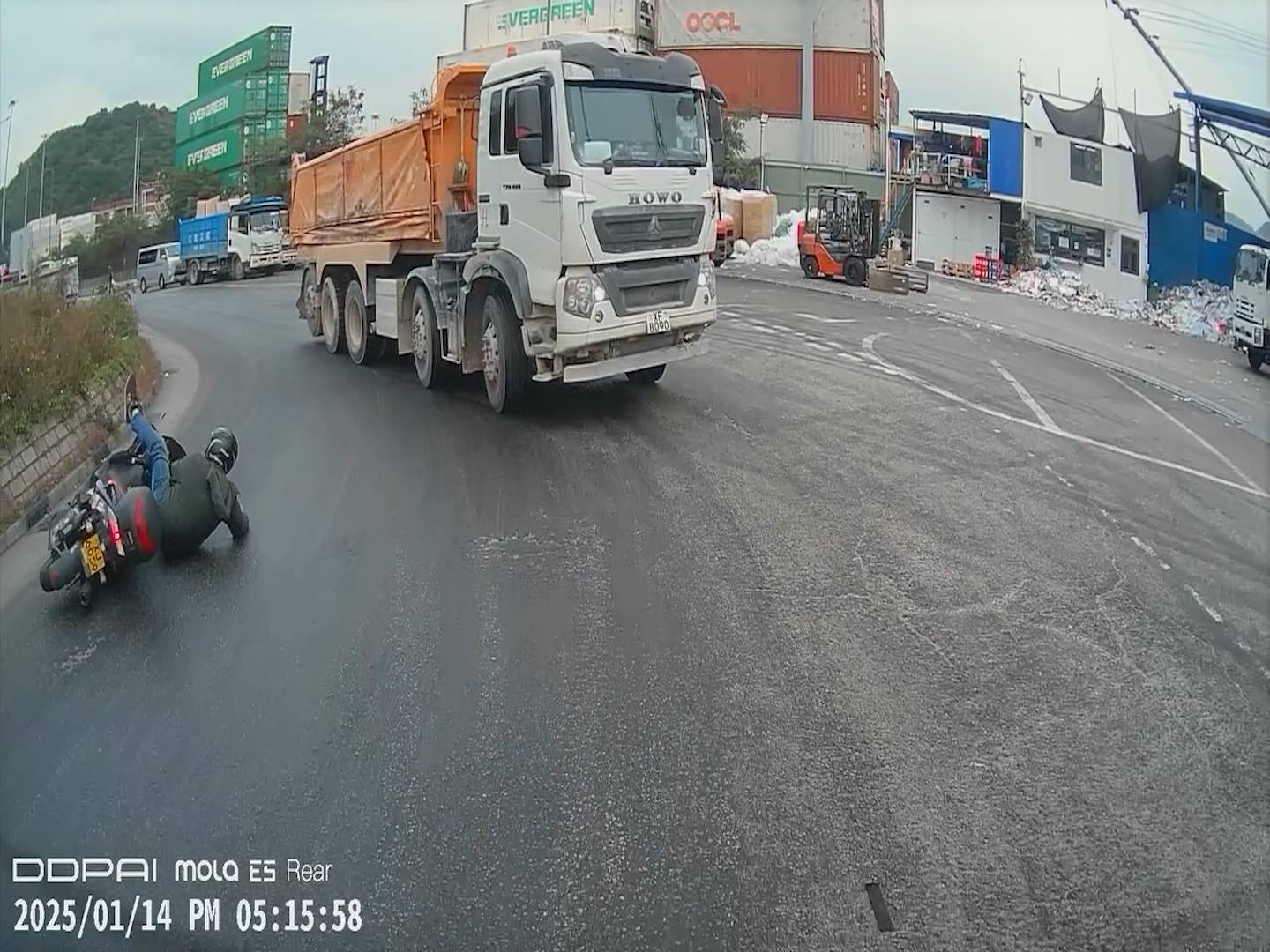 葵青鐵騎士路面跣親險被泥頭車輾過