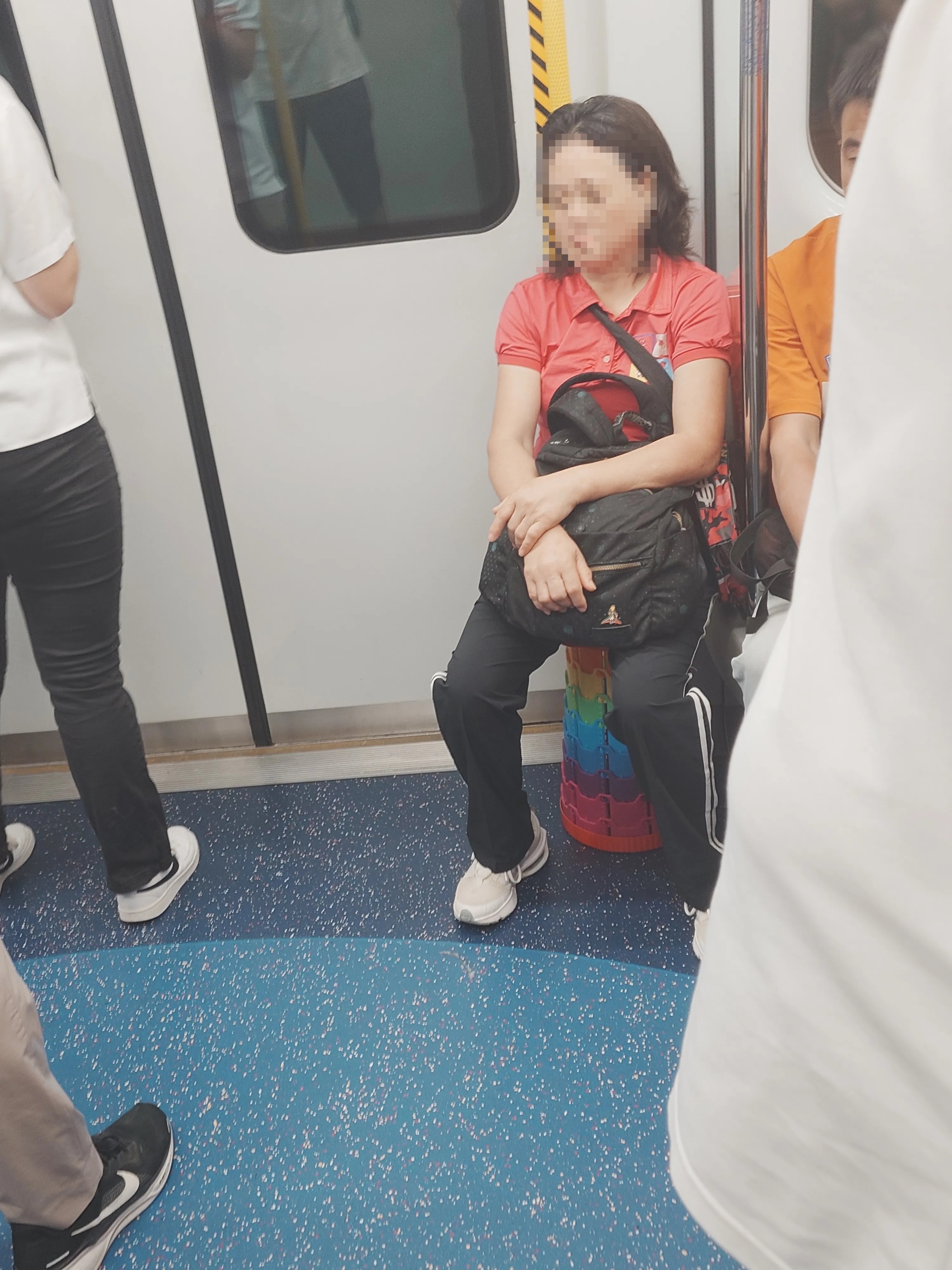 另有人分享類似情況的相片，顯示有乘客在車門旁，坐著自備的伸縮圓摺椅。（Threads圖片／lam4685）