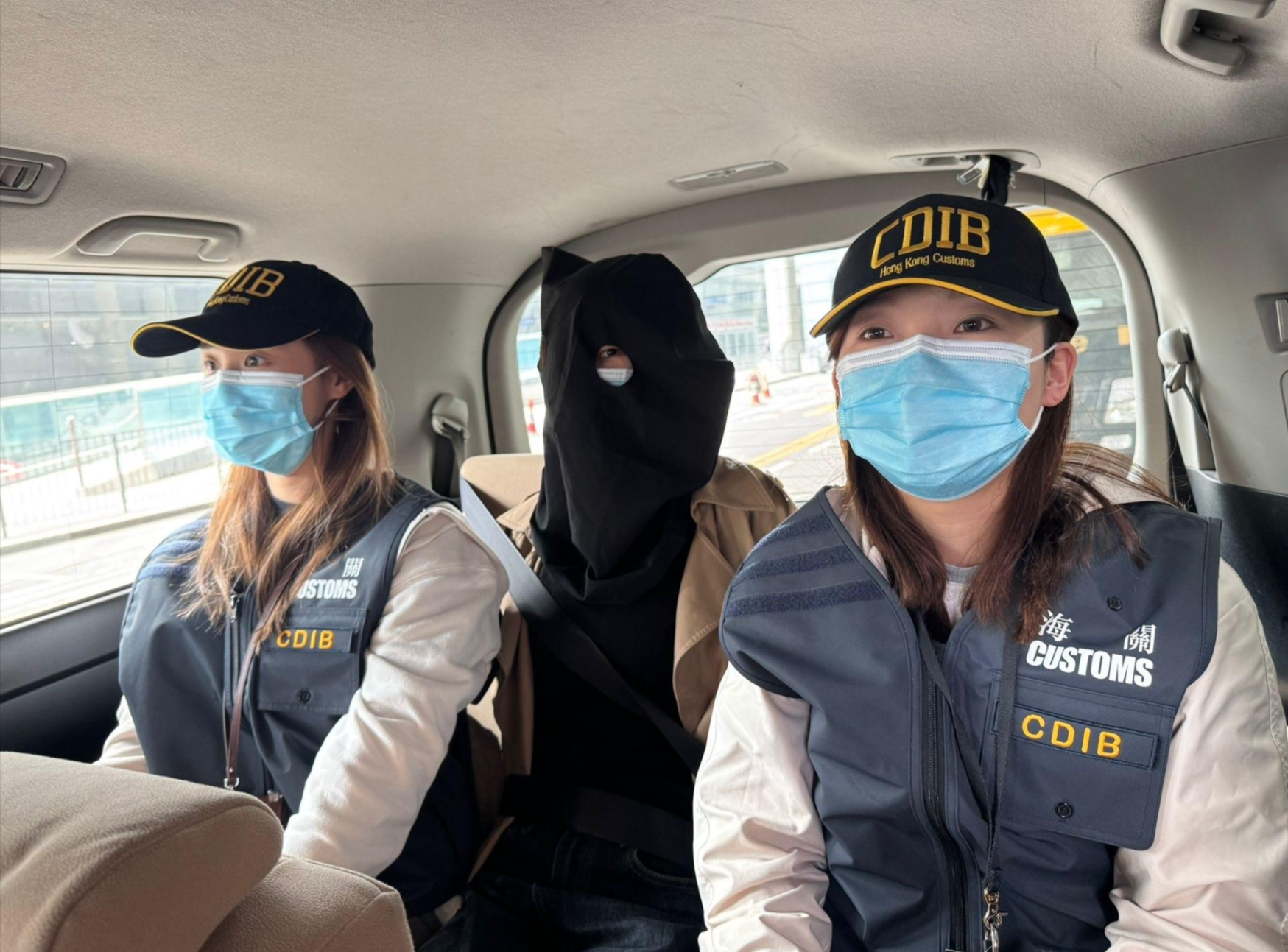 27歲女泰國回港行李藏16公斤大麻　海關即場拘捕　女子被黑布蒙頭神清呆滯 (海關提供)