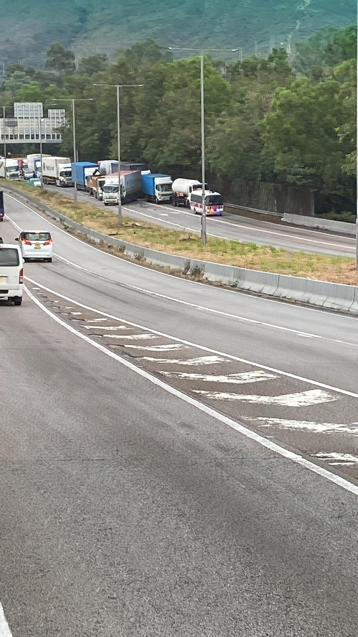 新田公路「4車串燒」多輛大型車輛相撞　一名司機腳部受傷被困 (Facebook@Bosco Chu)