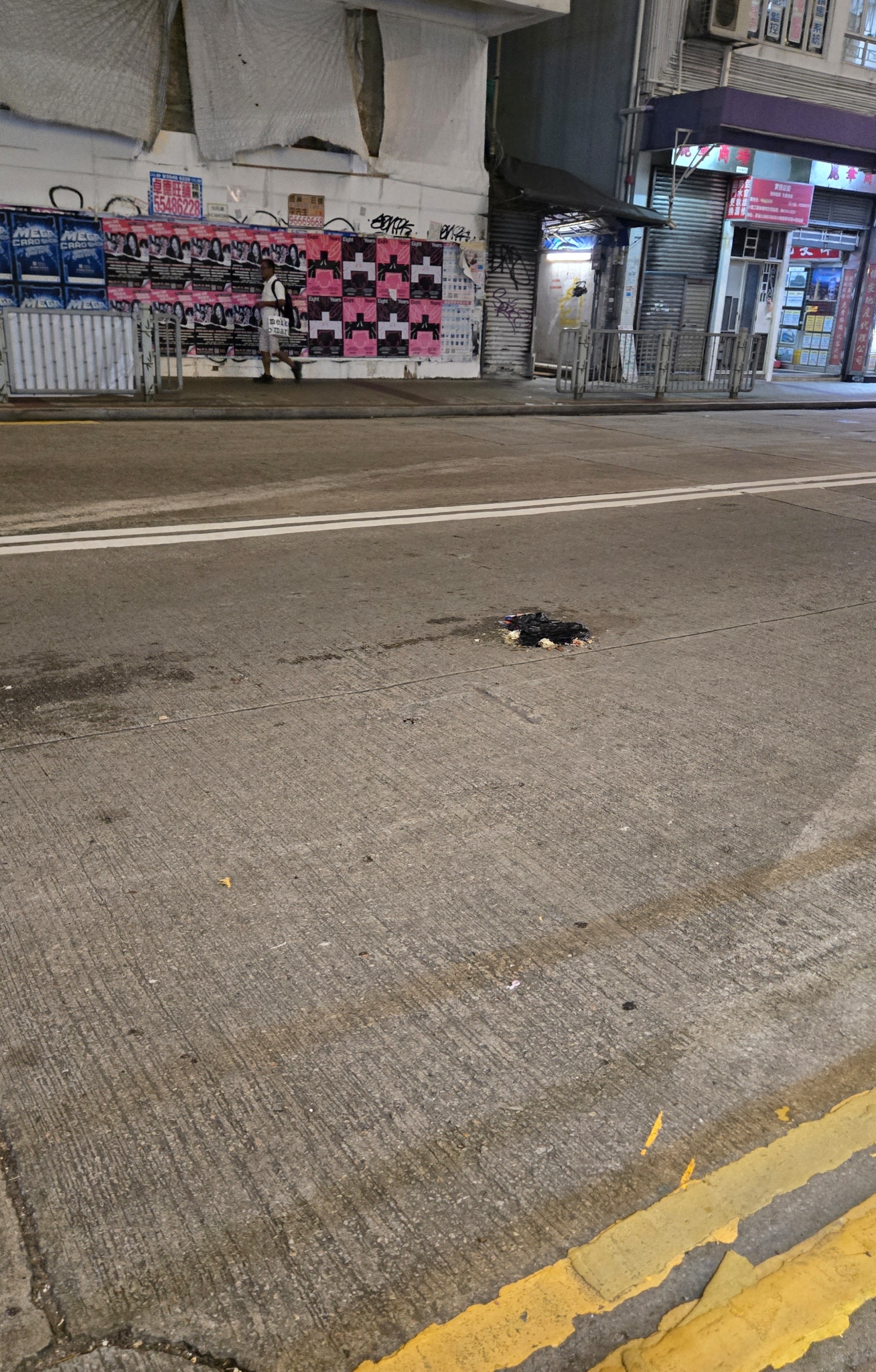 東張西望報料｜大角咀「垃圾雨」晚晚從天降　膠袋垃圾跌落馬路　街坊憂釀意外 （觀眾梁先生報料提供）