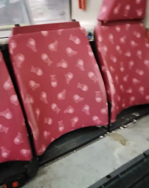 巴士上層後排座椅離奇被拆走，網民猜測可能因為1件事？