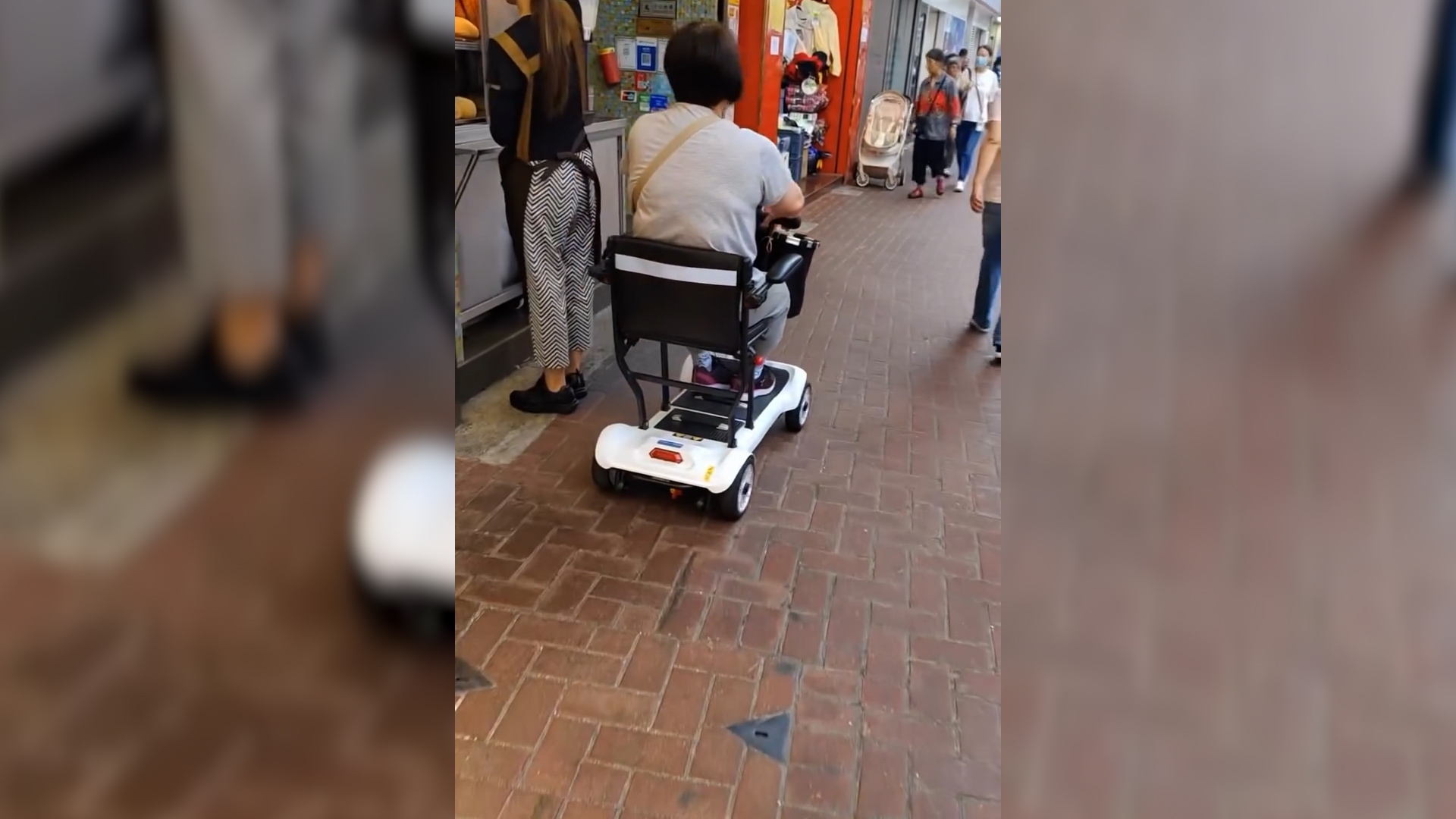 東張西望報料｜電動輪椅街道上橫行　觀眾質疑是否合法：點解周街都係？