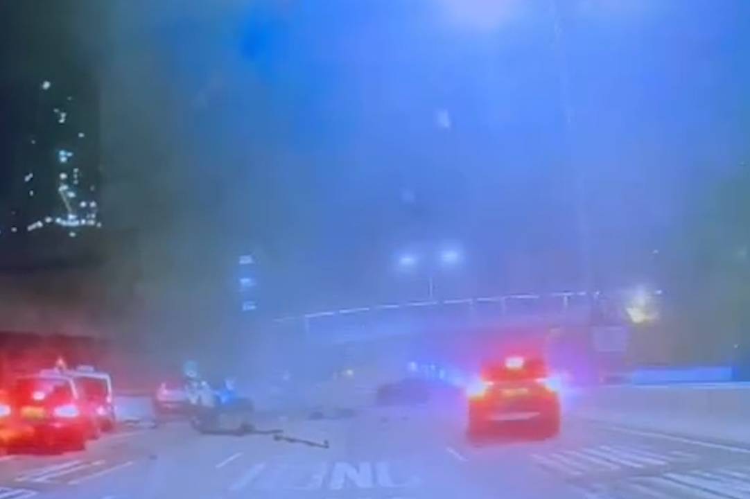 西九龍公路車禍疑的士切線撼私家車3人死。(影片截圖)