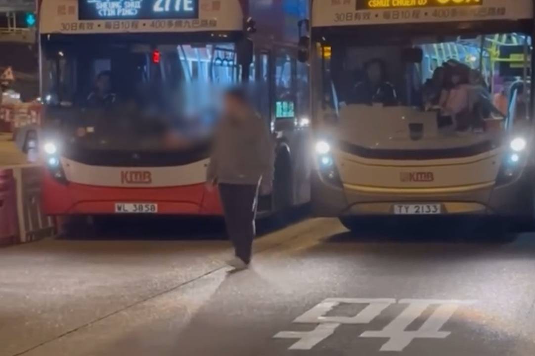 大老山隧道巴士站怪男「螳臂擋車」。(影片截圖／FB@Kitty Chau)