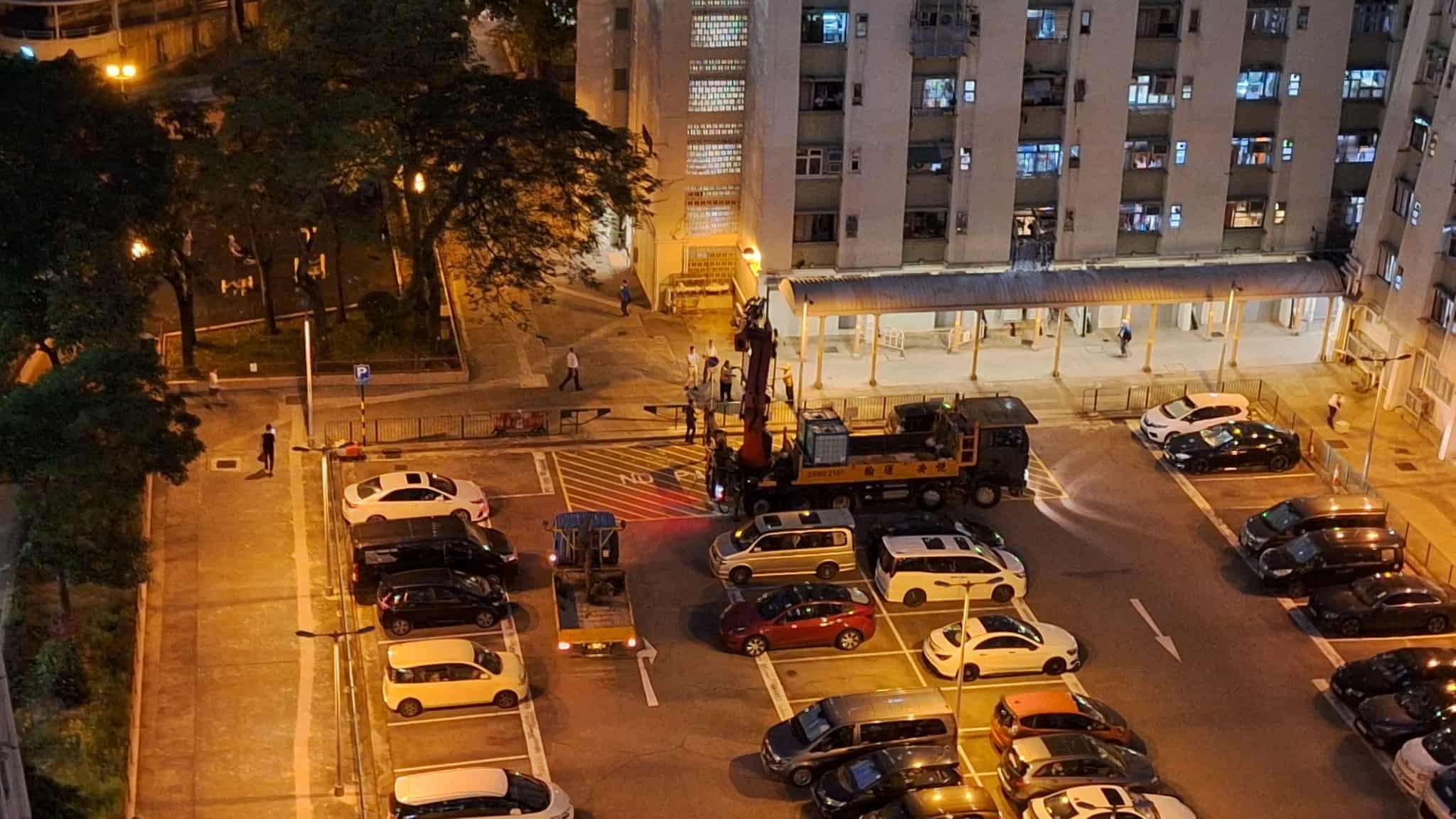 屯門公路爆水管｜多區居民昨夜落樓取水使用