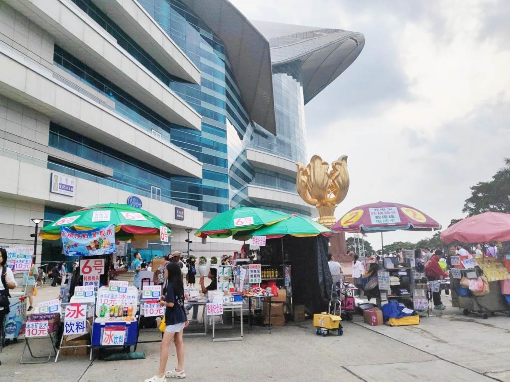 東張西望報料｜金紫荊廣場變「內地夜市」全場簡體字攤檔　八寶粥紀念品通通有