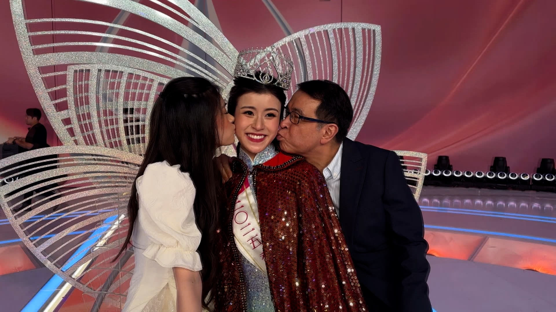 三甲佳麗的家人都有到現場支持她們。