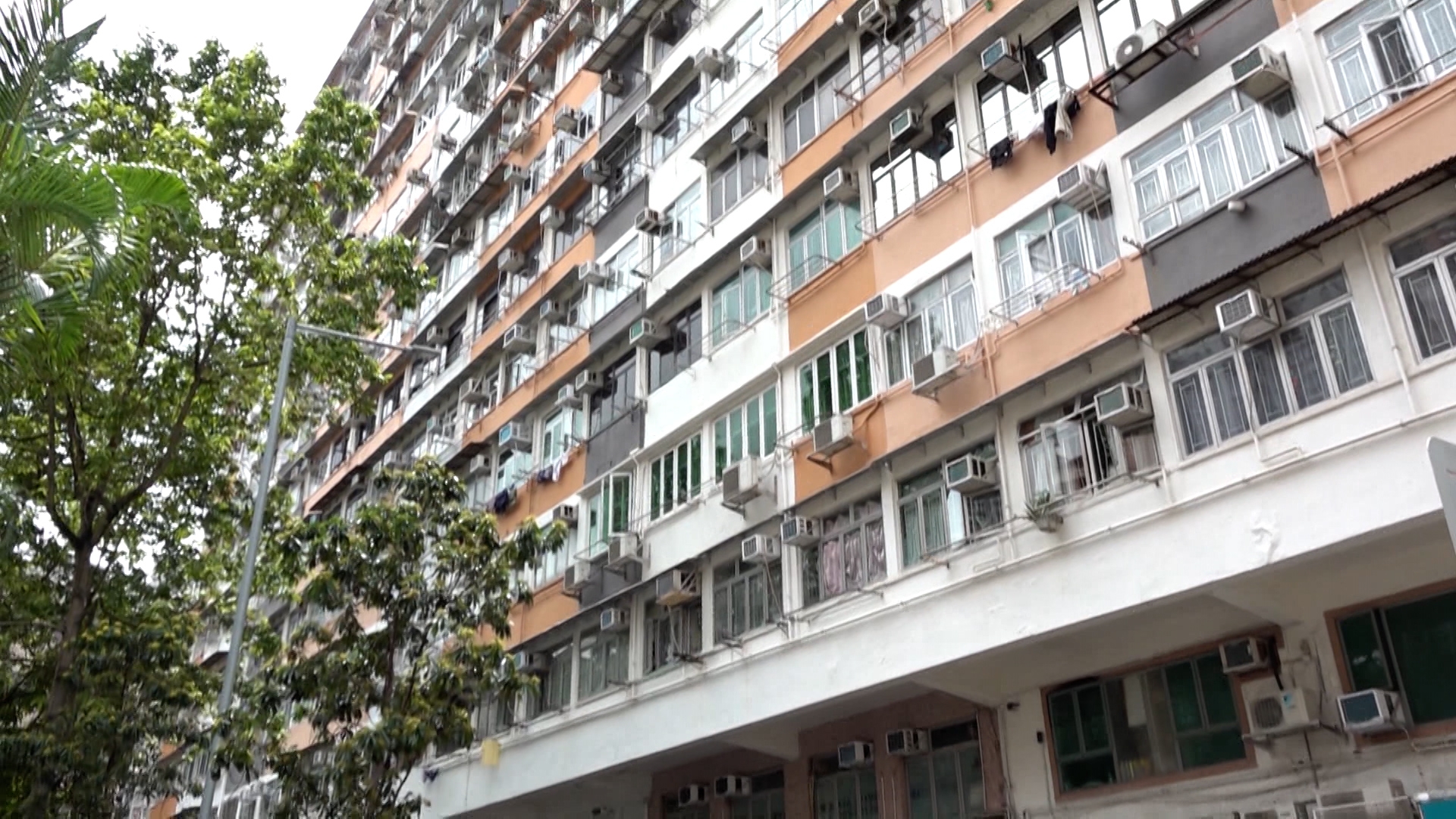 觀眾陳小姐向《東張西望》報料，她住在新蒲崗這幢超過60年樓齡的大廈。