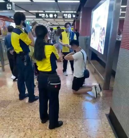 有男子向港鐵3名職員下跪