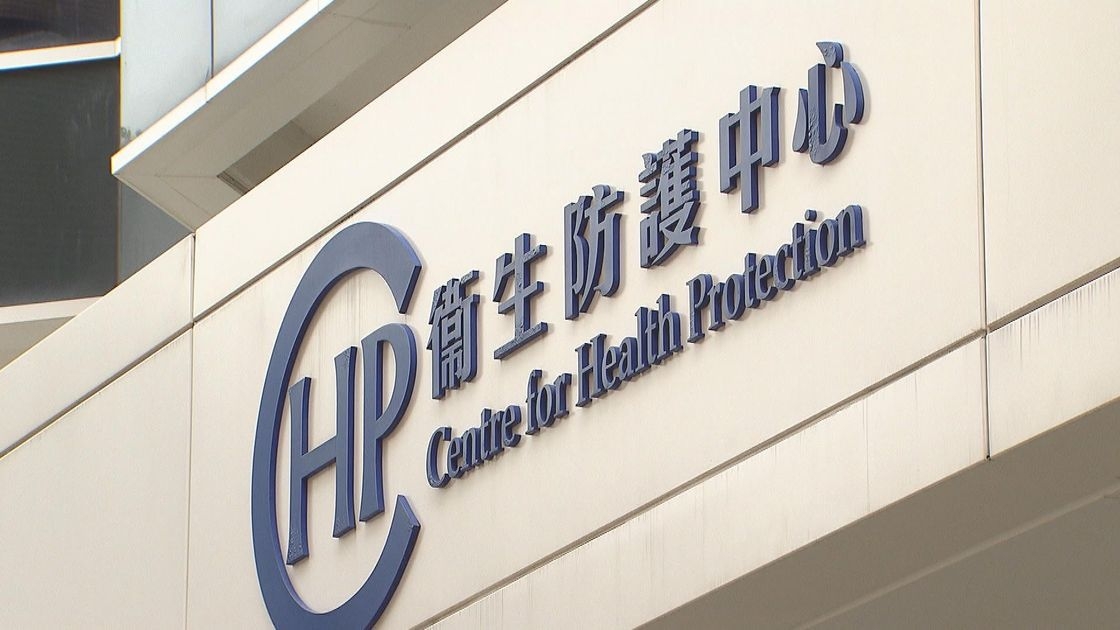 衞生防護中心表示，本港首宗輸入個案為一名12歲男童，他在7月17日到內地佛山、順德旅遊兩周後，直至7月30日返港，翌日出現發燒、有皮疹及輕微關節痛等病徵