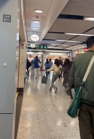 港鐵內地女疑逃票連環跳閘過程全拍下