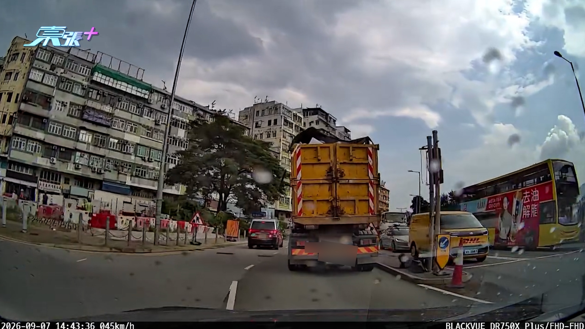 車Cam直擊｜茶果嶺夾斗車跌磚「陷阱」　馬路變瑪利歐賽車險生意外 （FB@KFung／車cam L（香港群組））