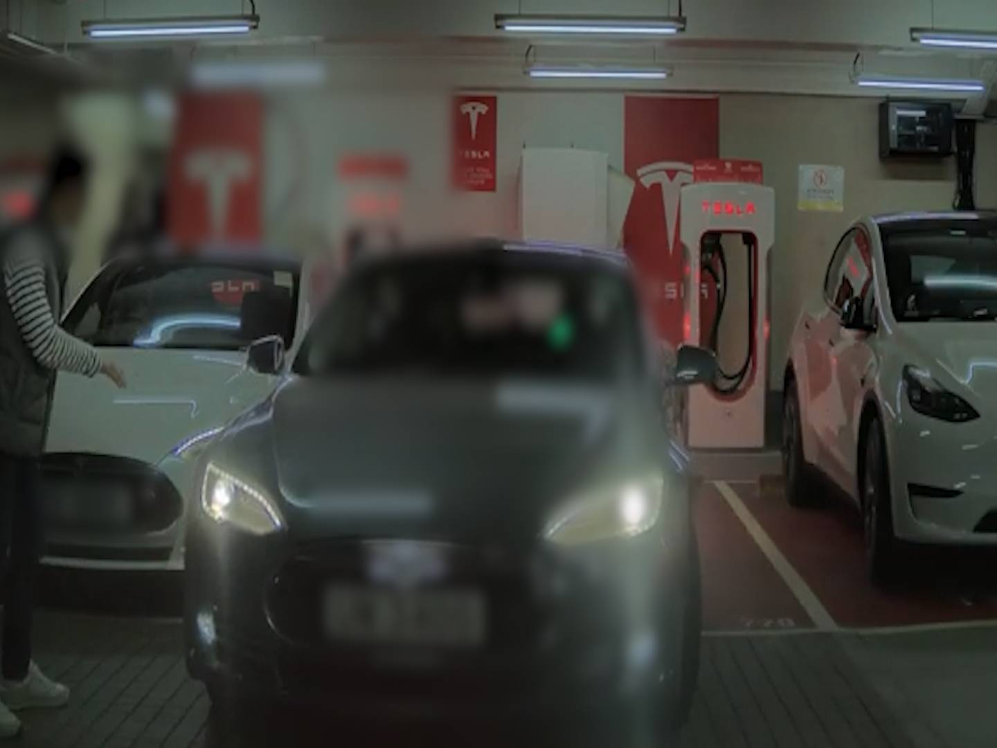 Tesla女司機停車場泊車有人睇實都揩花對面