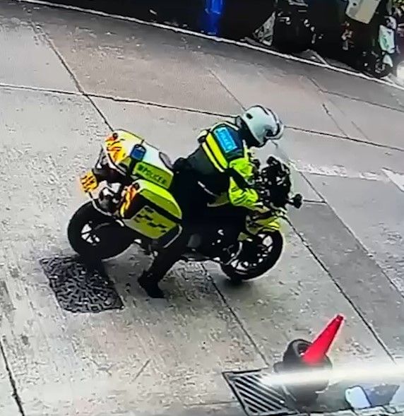 漆咸道北交通警鐵騎「開車失事」