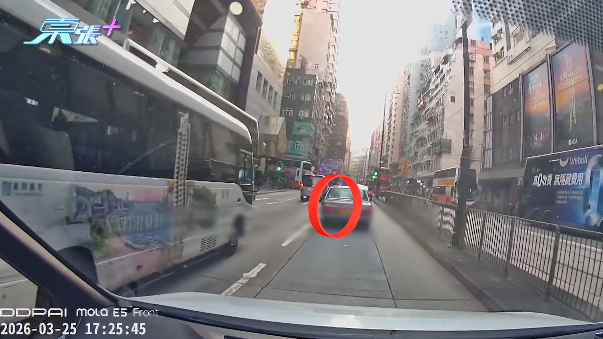 車Cam直擊｜舊Benz疑「發雞盲」炒鄰線七人車撞到彈起　Cam主：發緊夢啊？