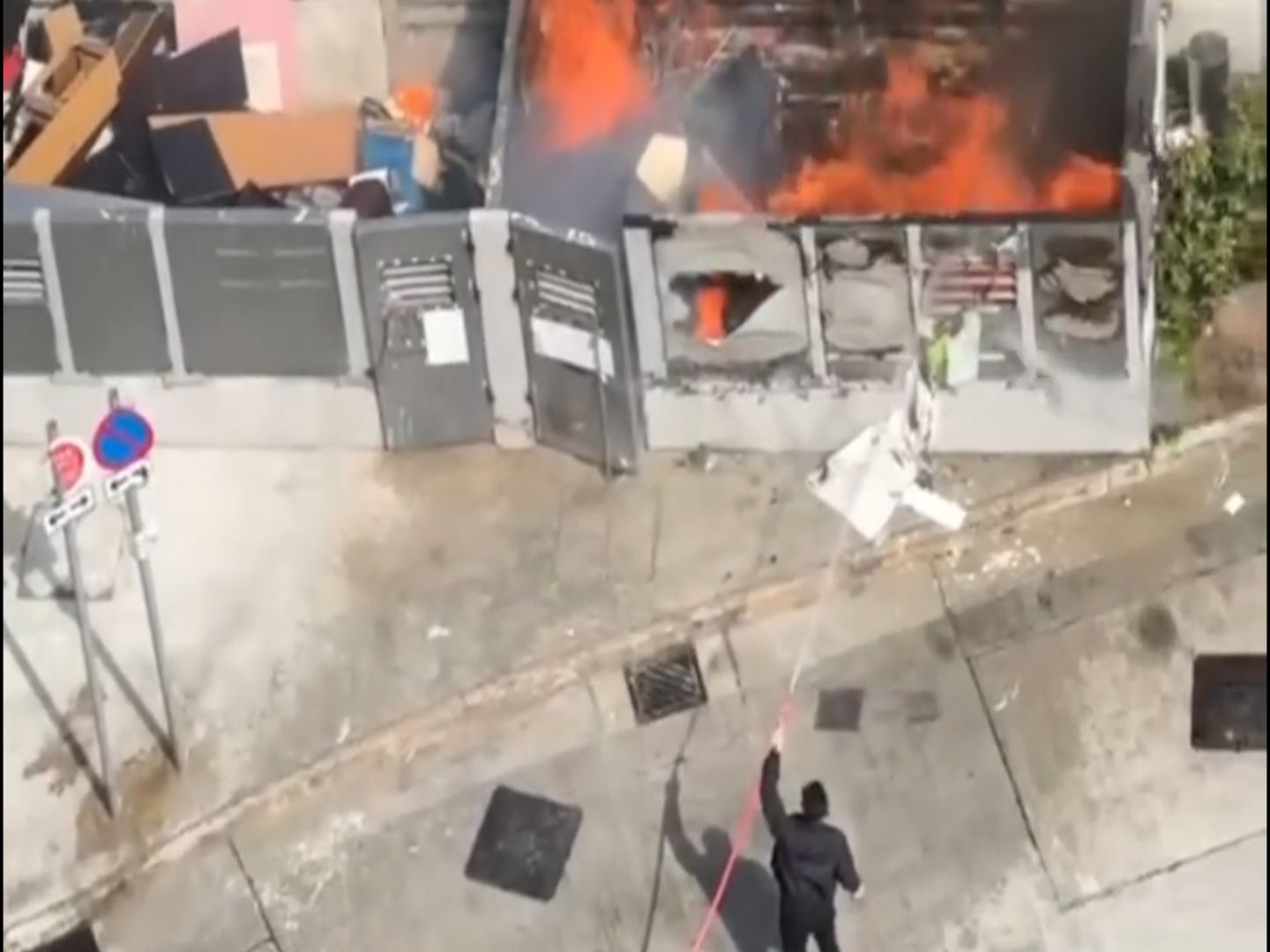 皇后山邨垃圾站起火保安勇敢救火