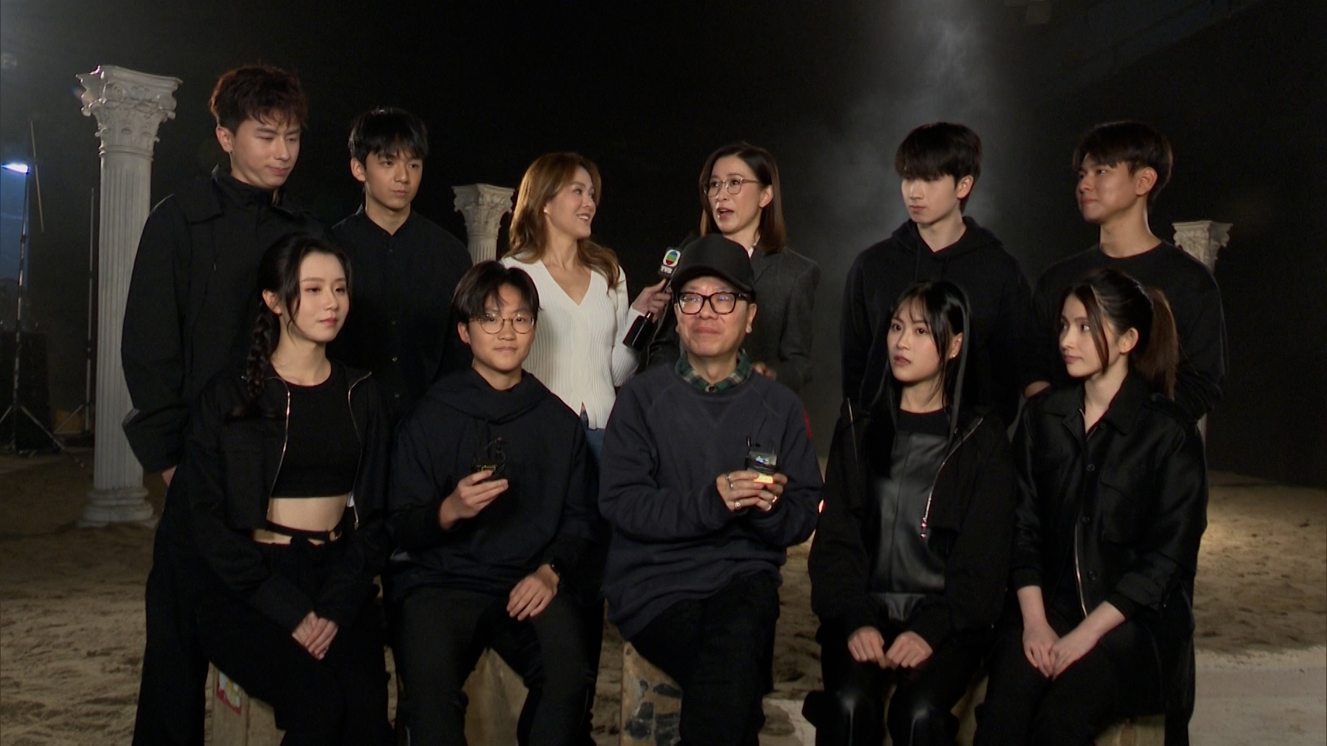 佘詩曼和新劇《正義女神》一眾年輕演員一起拍攝宣傳片，劇集即將開播，身經百戰的佘詩曼竟然表示緊張？ 