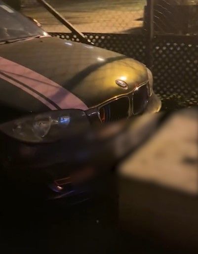 私家車疑亂泊地盤遭「土法鎖車」。(影片截圖)