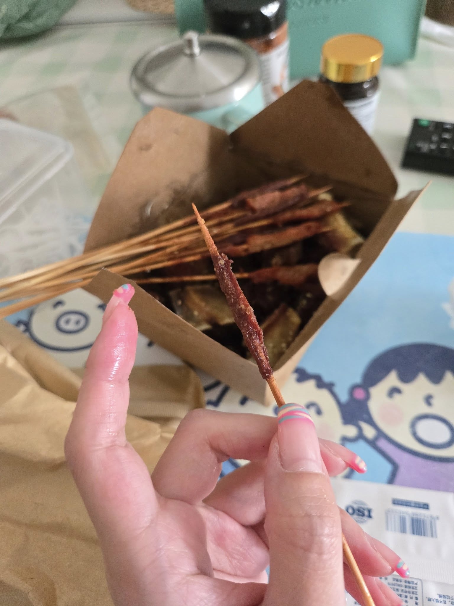 從樓主附上的相片可見，該10串里脊肉串燒只見竹簽上沾有少量肉。（Threads圖片／jojoma12367）